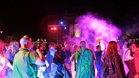 Tanz das Nein am Warmen Damm