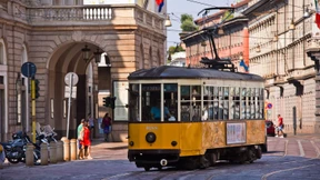 Sie rattert, rumpelt, rüttelt sehr romantisch