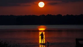 Wackelnd in den Sonnenuntergang