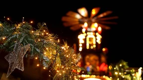 Auto fährt in Menschenmenge auf Weihnachtsmarkt