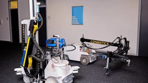 Ein Roboter, der Parkett abschleift