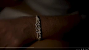 Der moderne Habeck trägt Armband