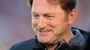 Schrauben auf Rasen vor Spiel von RB Leipzig