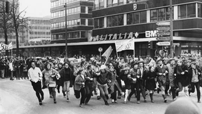 Busen-Attacke und Sturm auf das Rollfeld