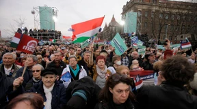 Zehntausende Ungarn stellen sich gegen Orbán