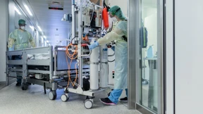 Infizierte Pfleger am Krankenbett?