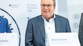 Grüner Brückenbauer