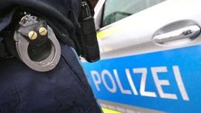 Maskiert und bewaffnet ein Ding im Kiosk gedreht