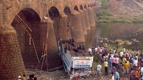 37 Menschen kommen bei Busunfall ums Leben
