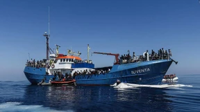 Deutsche Helfer geraten bei Flüchtlingsrettung in Seenot