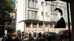 Umzug per Bücherkette durch das Frankfurter Nordend