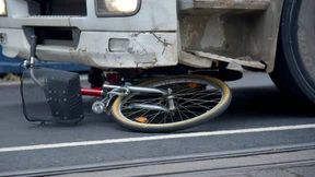 Radler von Laster überrollt – Polizei ermittelt gegen Gaffer