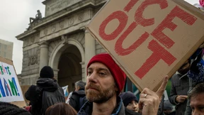 Rote Strickmütze statt MAGA-Kappe