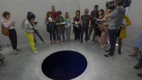 Mann hält Kunstwerk für optische Täuschung – und fällt hinein