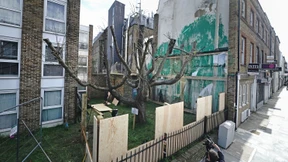 Wandbild von Banksy mit Plastikschutz versehen