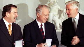 Schröder darf niedersächsische Landesmedaille behalten