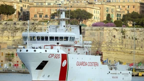 Rettungsschiff mit 130 Migranten legt auf Sizilien an