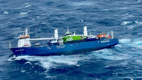 Niederländisches Frachtschiff treibt und droht zu kentern