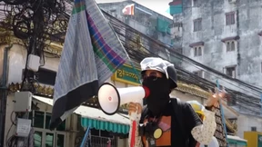 Frauen demonstrieren für Gleichstellung und gegen Junta