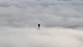 Die Reize des nebligen Herbstwetters