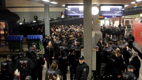 Hooligans überfallen Polizeirevier