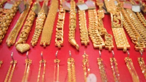 Junge entdeckt Schmuck in Weiher 