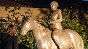 Reiterstandbild von Angela Merkel enthüllt