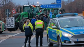 Bauern protestieren an Autobahnen und Lebensmittellagern