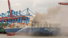 Explosion auf Containerschiff