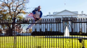 Mann klettert über Zaun des Weißen Hauses