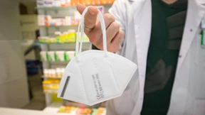 Anstehen für drei Masken