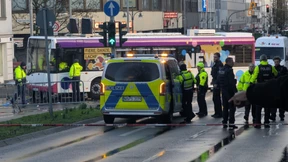 Frau gerät bei Karnevalsumzug unter Bus