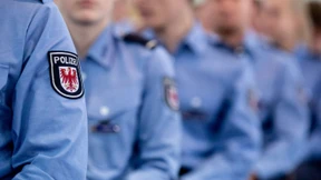 Klarnamen auf Polizeiuniformen bleiben erlaubt