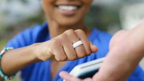 Zum Bezahlen muss man die Finger trotzdem krümmen