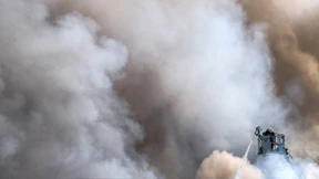 Über Dutzende Kilometer hinweg sichtbare Rauchsäule