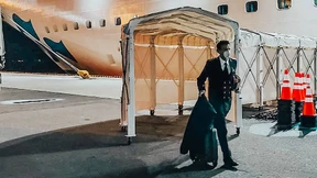 Der Kapitän geht von Bord