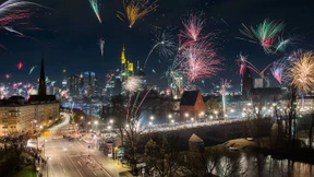 Fröhlich unter Polizeischutz