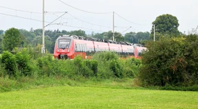 Menschenmenge springt auf Gleise, um Zug noch zu bekommen