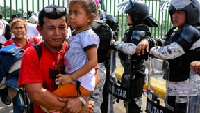 Migranten warten an der mexikanischen Grenze