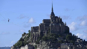 Hochseilkünstler balanciert zwei Kilometer am Mont-Saint-Michel