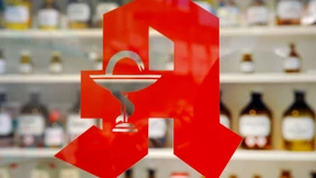 Apotheken-Räuber mit erbeutetem Geld flüchtig