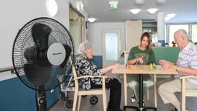 So können sich Senioren vor der Hitze schützen