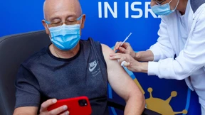 Menschen bekommen ihre vierte Corona-Impfung