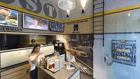 Nudeln und Salat aus dem Becher