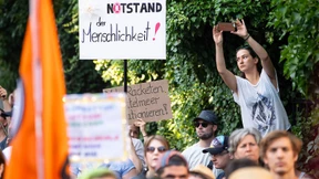 Dutzende fordern Racketes Freilassung