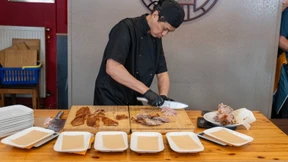 Chikei Yung beim Tranchieren einer Pekingente