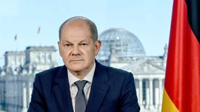 Fingierter Nazihintergrund