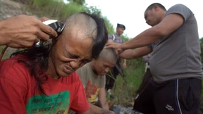 Polizei rasiert Punks