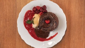 Schokoküchlein mit flüssigem Kern, Vanilleeis und Himbeeren