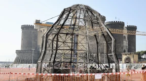 Sieben Meter hohe Kunstinstallation in Neapel in Flammen aufgegangen